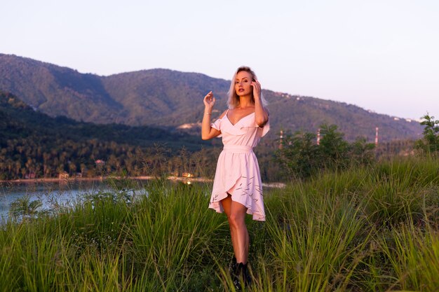 Retrato romántico de joven mujer caucásica en vestido de verano disfrutando de relajarse en el parque en la montaña con increíbles vistas al mar tropical Mujer en viajes de vacaciones alrededor de Tailandia Mujer feliz al atardecer