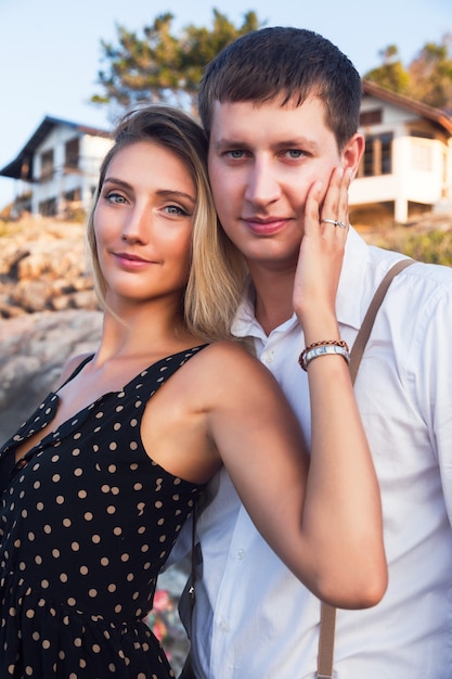 Foto gratuita retrato romántico de verano de abrazos de linda pareja cerca del mar