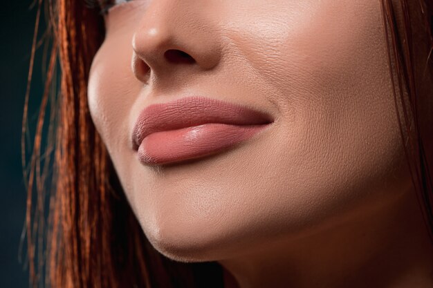 Retrato de rostro de mujer hermosa de cerca en la oscuridad