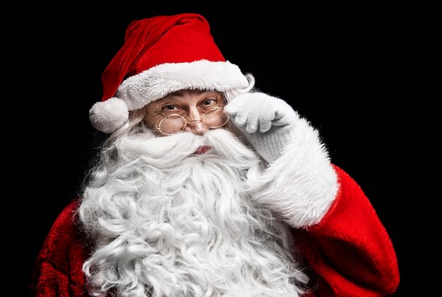 Retrato de santa claus alegre con anteojos