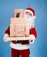 Foto gratuita retrato de santa claus con pila de regalos de navidad