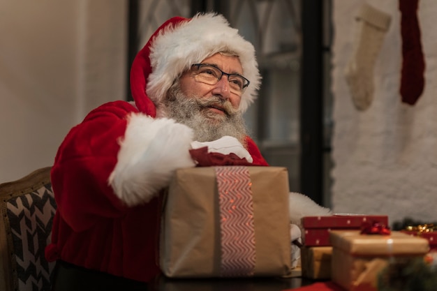 Foto gratuita retrato de santa claus con un regalo