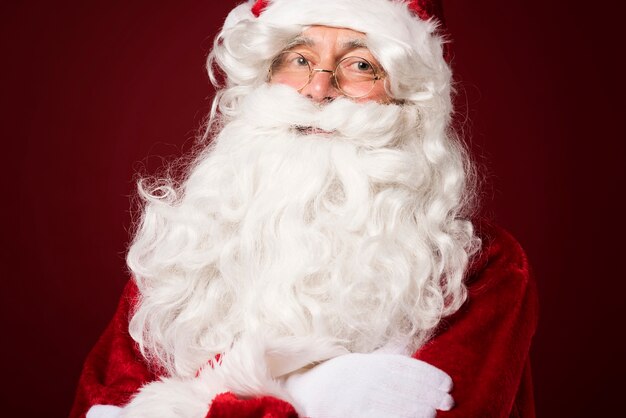 Retrato de Santa Claus sobre fondo rojo.