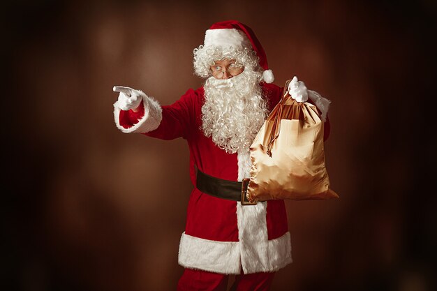 Retrato de Santa Claus en traje rojo con bolsa de regalo