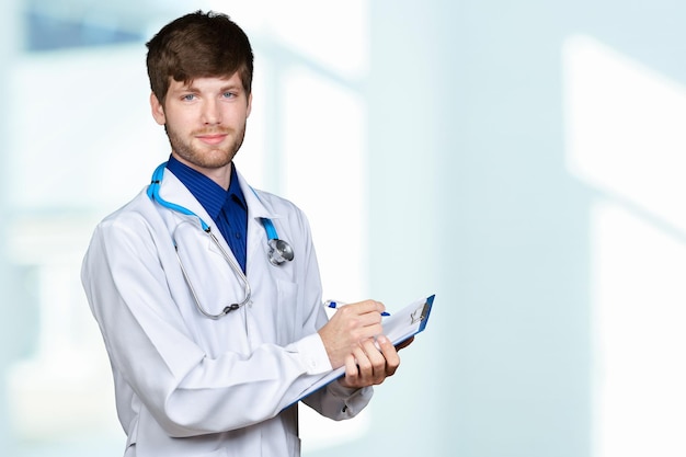 Retrato de seguro médico joven