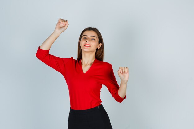 Retrato, de, señorita, actuación, ganador, gesto, en, blusa roja