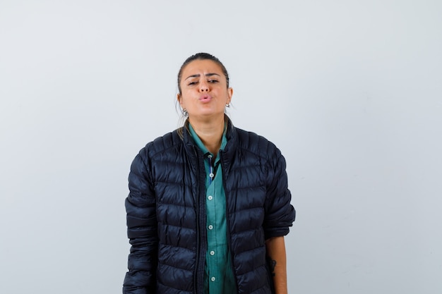 Foto gratuita retrato de señorita doblada en camisa, chaqueta acolchada y mirando linda vista frontal