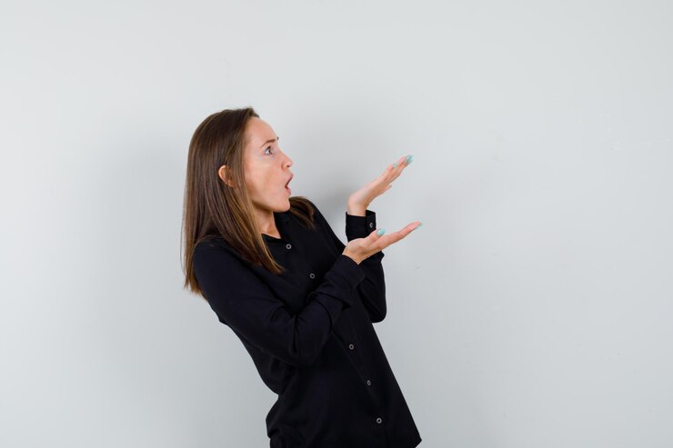 Foto gratuito retrato de señorita fingiendo mostrar algo