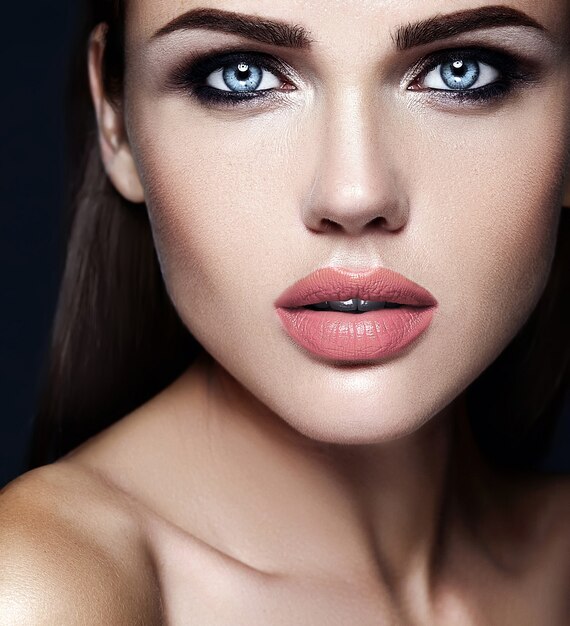 Retrato sensual de glamour de hermosa mujer modelo dama con maquillaje diario fresco con color de labios desnudos y cara de piel limpia y saludable