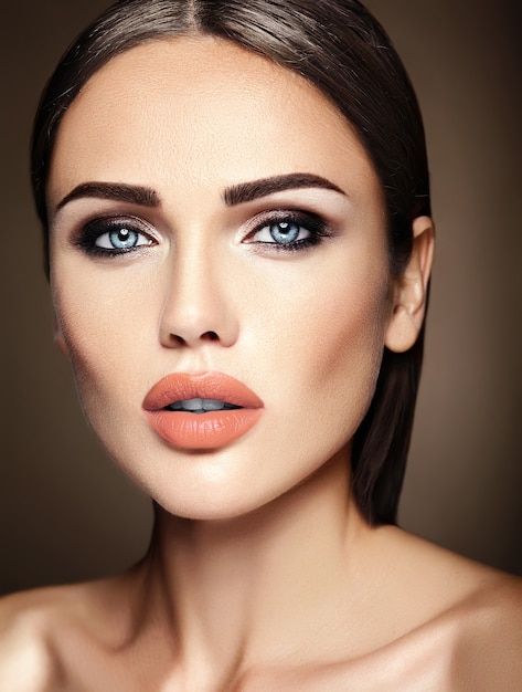 Retrato sensual de glamour de hermosa mujer modelo dama con maquillaje diario fresco con color de labios desnudos y cara de piel limpia y saludable