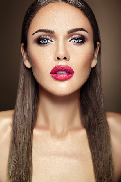 Retrato sensual de glamour de hermosa mujer modelo dama con maquillaje diario fresco con color rosa de labios y cara de piel limpia y saludable