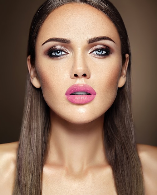 Retrato sensual de glamour de hermosa mujer modelo dama con maquillaje diario fresco con color rosa de labios y cara de piel limpia y saludable