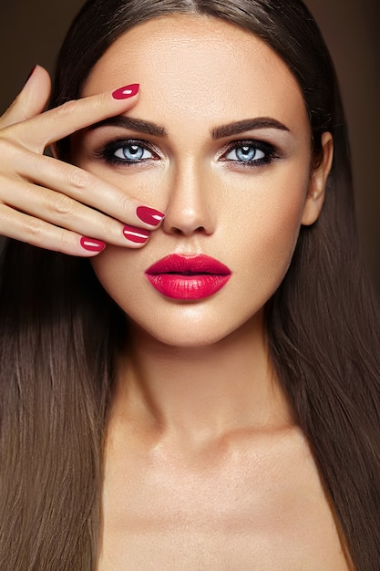 Retrato sensual de glamour de hermosa mujer modelo dama con maquillaje diario fresco con color rosa de labios y cara de piel limpia y saludable
