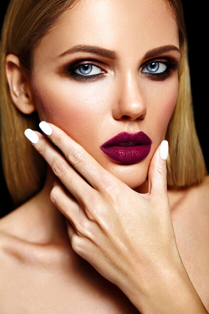 Retrato sensual de glamour de hermosa mujer rubia modelo dama con maquillaje diario fresco con color púrpura labios y piel limpia