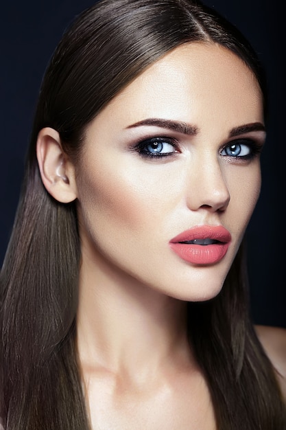 Retrato sensual de glamour de mujer hermosa modelo dama con color de labios desnudos y cara de piel limpia y saludable
