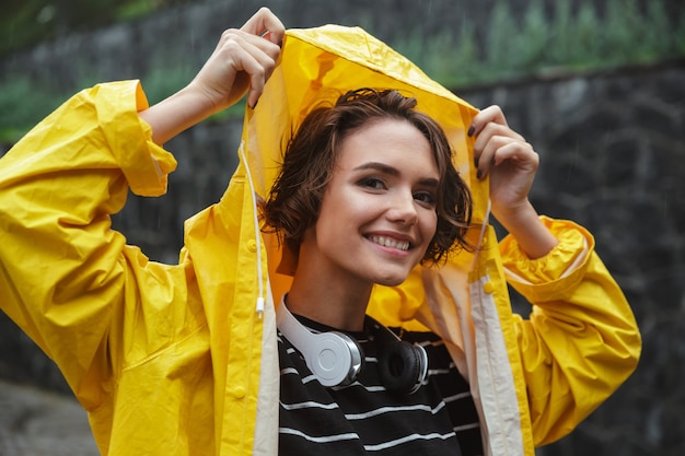 Retrato de una sonriente adolescente alegre con auriculares