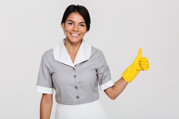 Retrato de una sonriente ama de llaves alegre