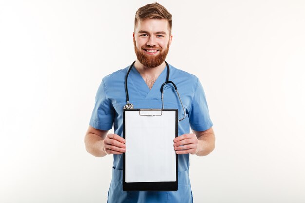 Retrato de un sonriente amable médico o enfermera