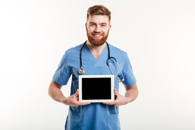 Retrato de un sonriente amable médico o enfermera