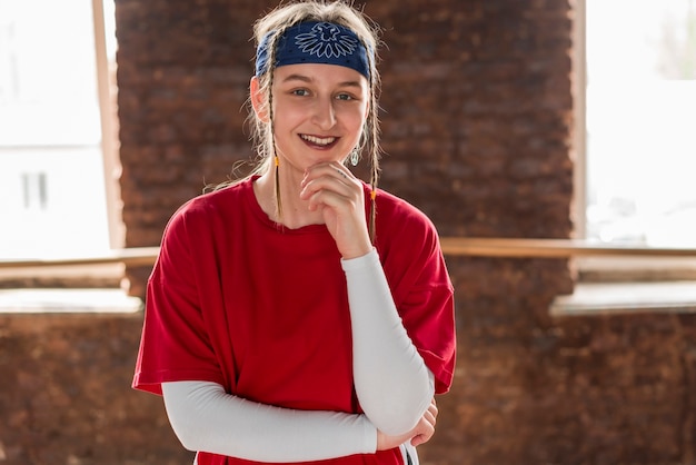 Retrato sonriente de una bailarina que mira la cámara