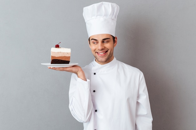 Retrato de un sonriente chef hombre vestido con uniforme