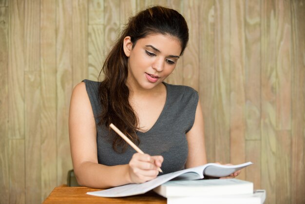 Retrato, sonriente, estudiante, escritura, salón de clase