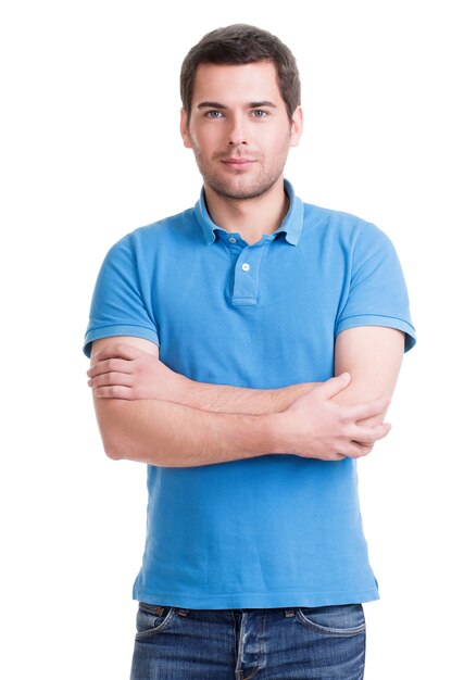 Retrato de sonriente feliz guapo en camiseta azul