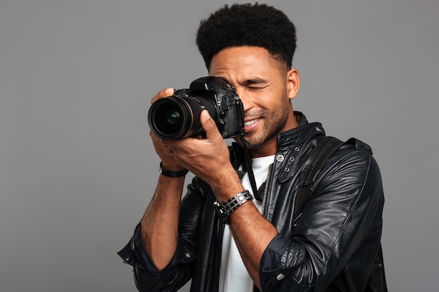 Retrato de un sonriente fotógrafo masculino afroamericano