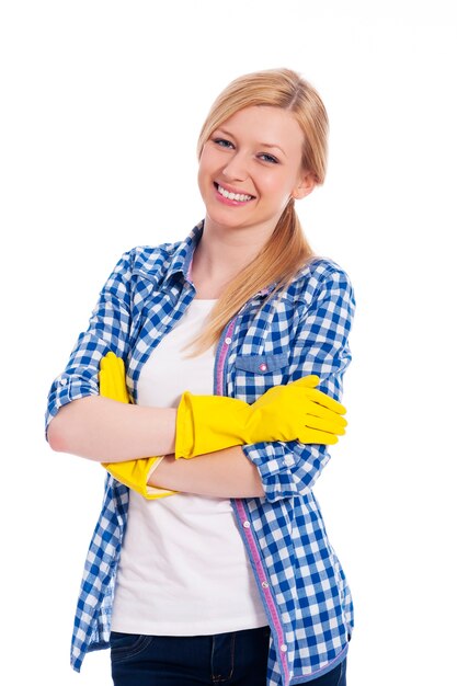 Retrato de sonriente hermosa mujer limpiador