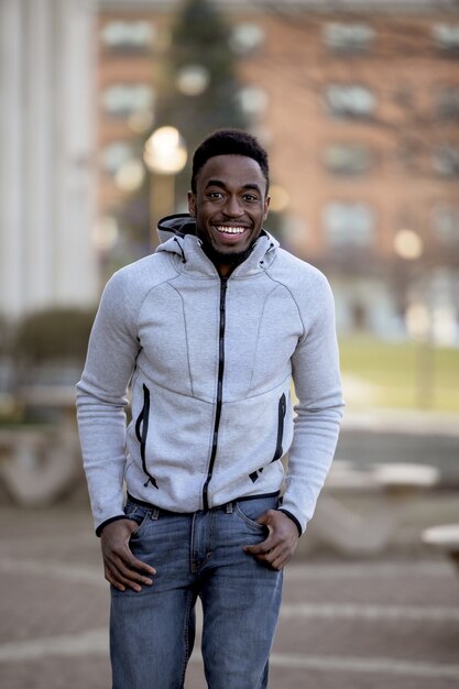 Retrato de un sonriente hombre afroamericano en un parque