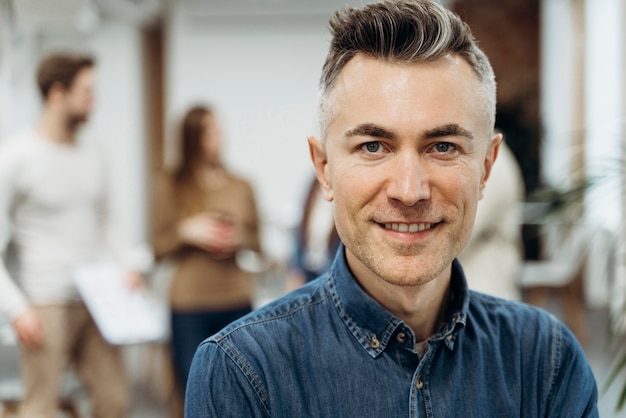 Retrato, de, sonriente, hombre de negocios, primer plano