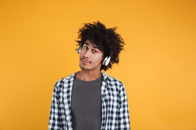 Foto gratuita retrato de sonriente joven africano con auriculares