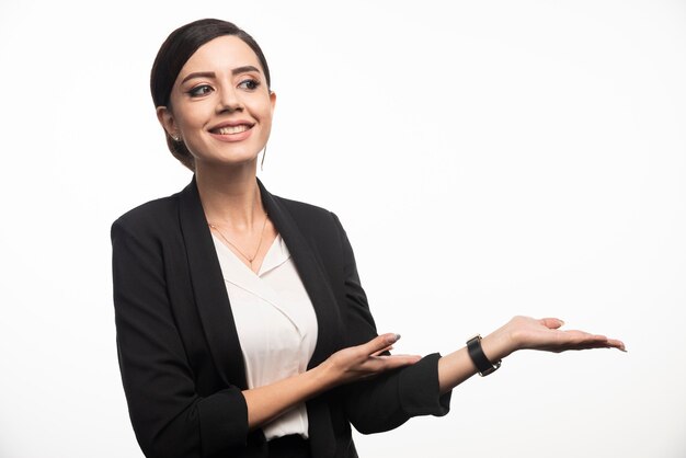 Retrato de sonriente joven empresaria posando.