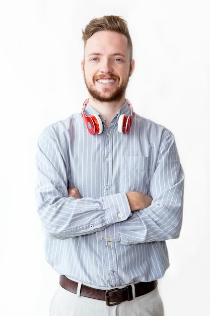 Retrato de sonriente joven llevaba auriculares