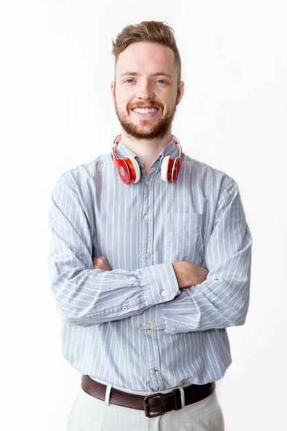 Retrato de sonriente joven llevaba auriculares