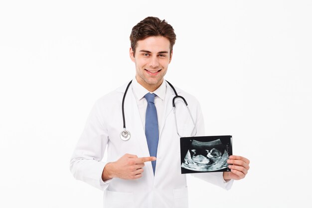 Retrato de un sonriente joven médico masculino con estetoscopio