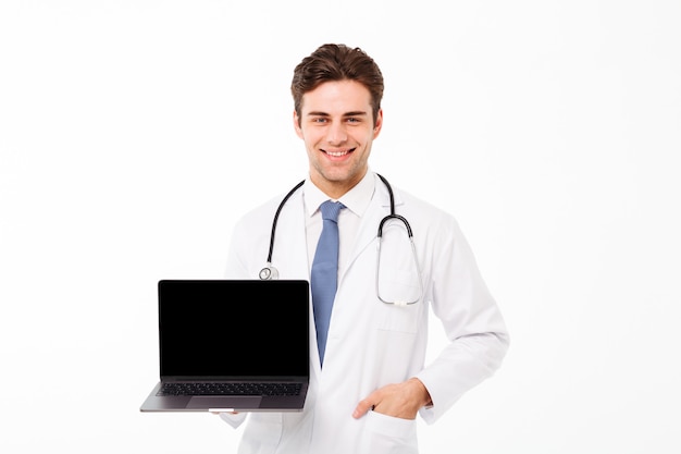 Retrato de un sonriente joven médico masculino con estetoscopio