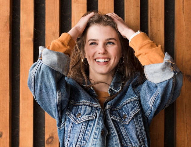 Foto gratuita retrato sonriente joven mujer