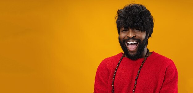 Retrato, de, sonriente, joven, negro, en, estudio