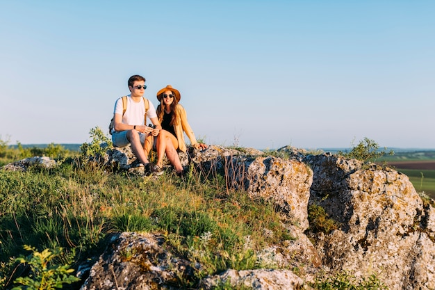 Retrato de sonriente joven pareja