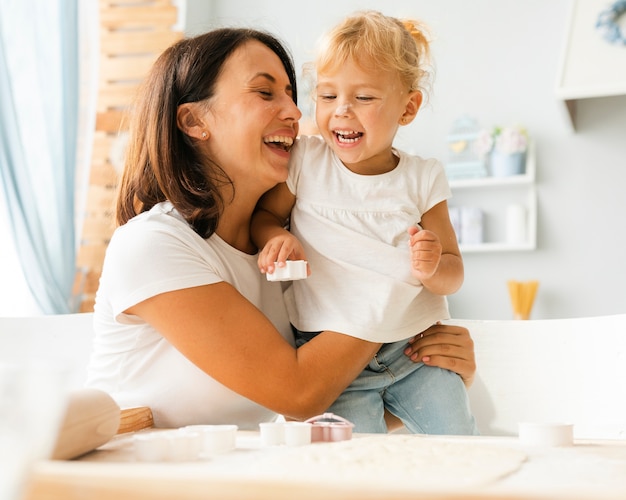 Foto gratuita retrato, de, sonriente, madre e hija