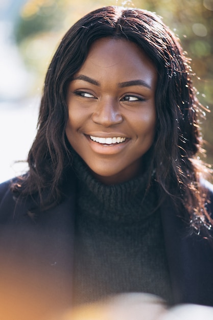 Retrato sonriente mujer afroamericana