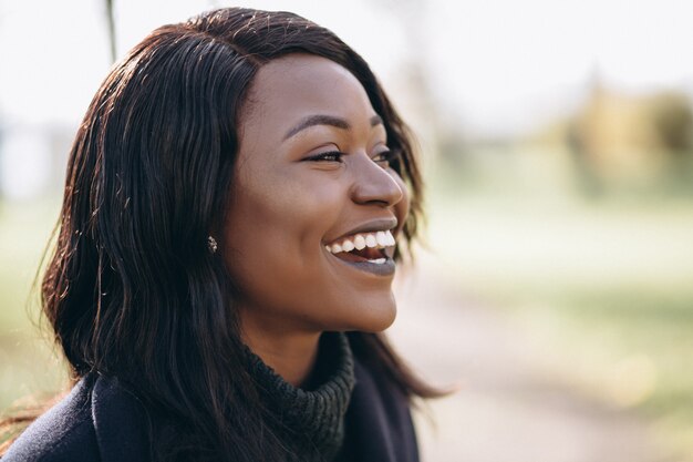 Retrato sonriente mujer afroamericana