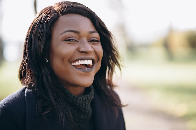 Retrato sonriente mujer afroamericana