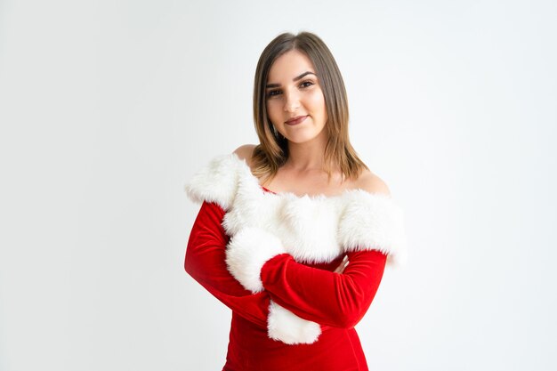 Retrato, de, sonriente, mujer joven, llevando, santa claus, equipo