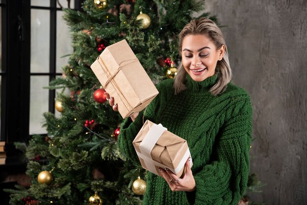 Retrato, de, un, sonriente, mujer joven, mirar, regalos