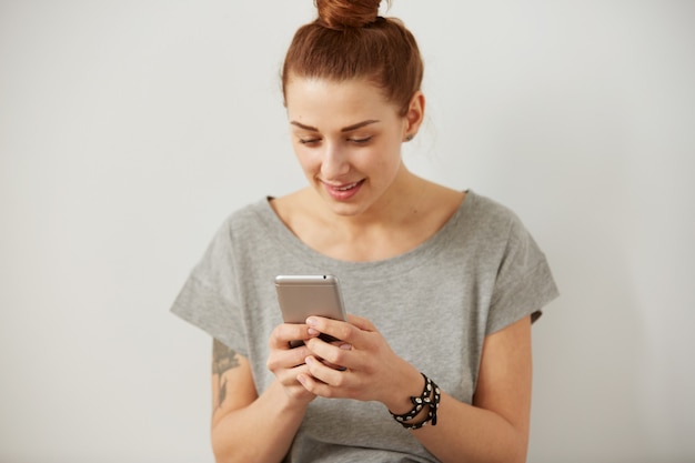 Retrato, de, un, sonriente, mujer joven, utilizar, teléfono celular