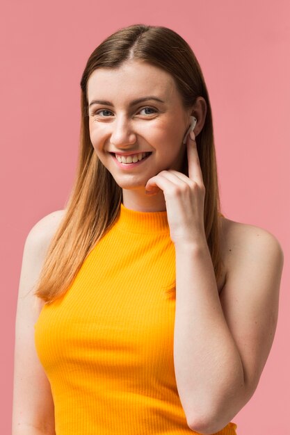 Retrato, sonriente, mujer joven