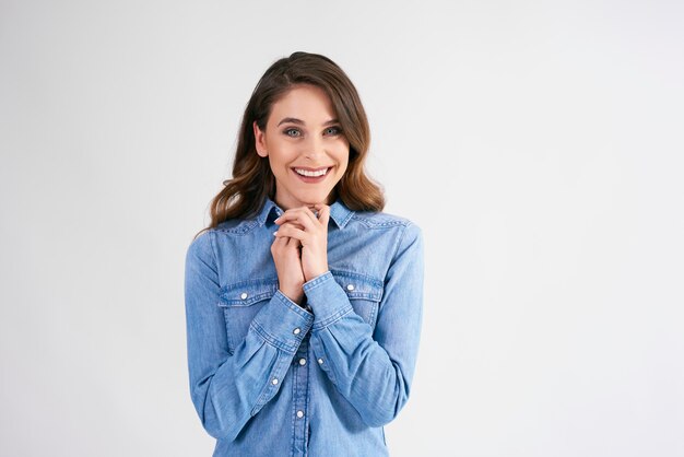 Retrato, de, sonriente, mujer joven