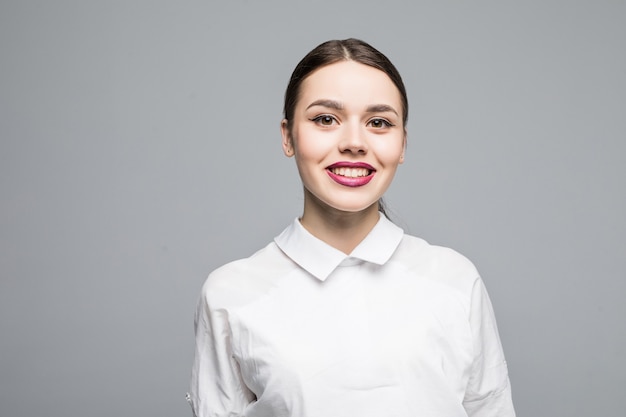 Retrato, de, sonriente, mujer de negocios, aislado, en, pared blanca